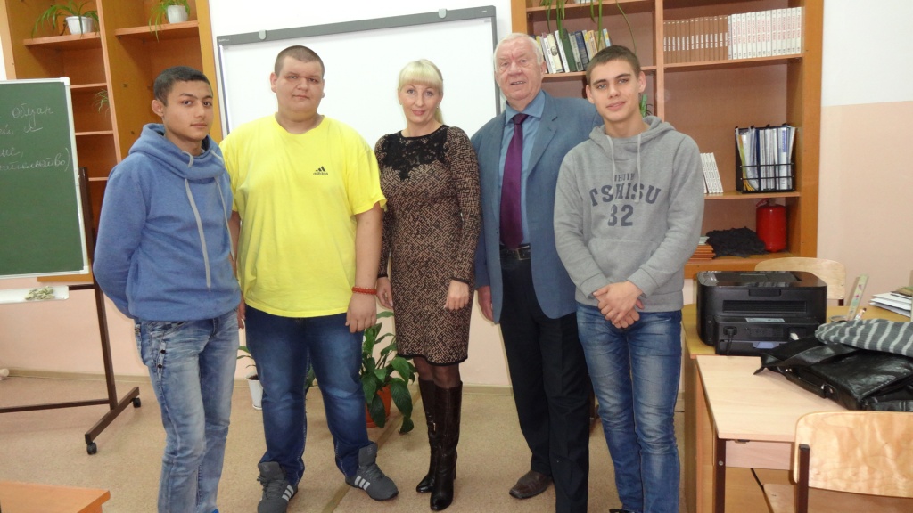 Председатель Молодежного совета ПКНП С.О. Борик (в центре) с учениками Профессионального лицея № 16 г. Уссурийска